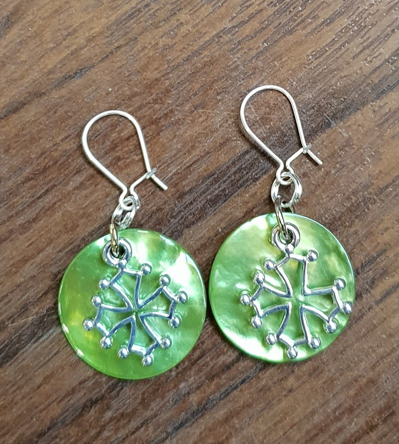 boucles d'oreilles nacre et croix occitane