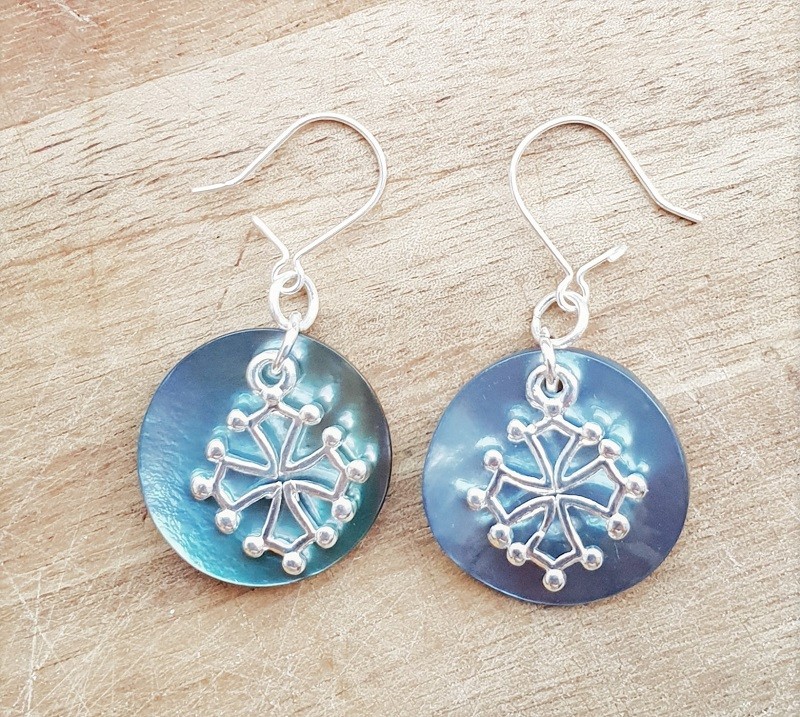 boucles d'oreilles nacre et croix occitane