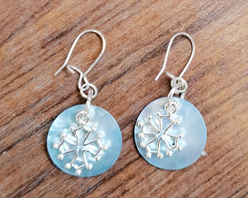 boucles d'oreilles nacre et croix occitane