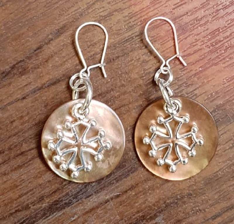 boucles d'oreilles nacre et croix occitane