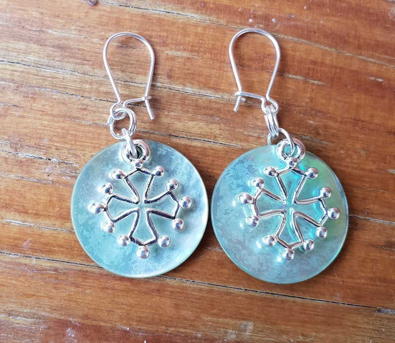 boucles d'oreilles nacre et croix occitane