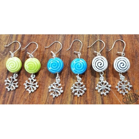 Boucles d'oreilles croix occitane et perle céramique motif spirale