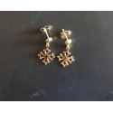 Boucles d'oreilles en plaqué or avec croix occitane, forme bouche-trou pendant.