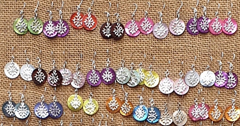 boucles d'oreilles nacre et croix occitane