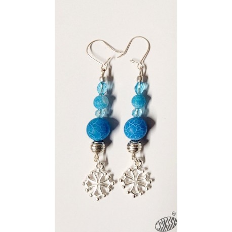 Boucles croix occitane et perles verre craquelé turquoise