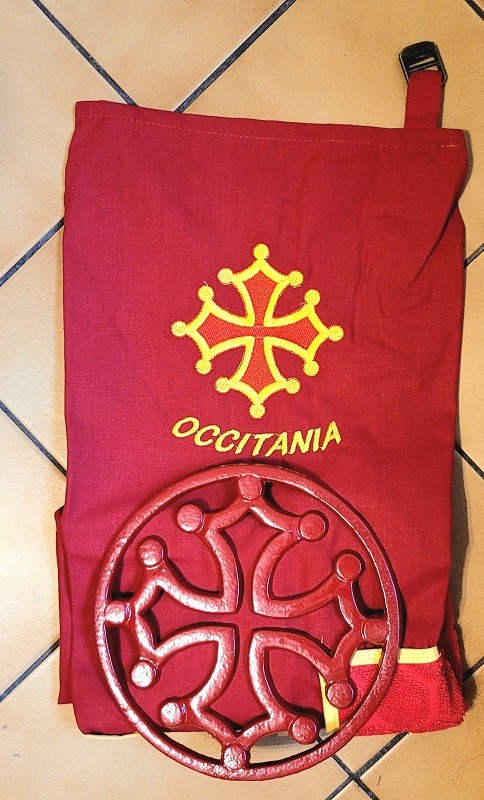 Lot tablier cuisine et dessous-de-plat fonte croix occitane
