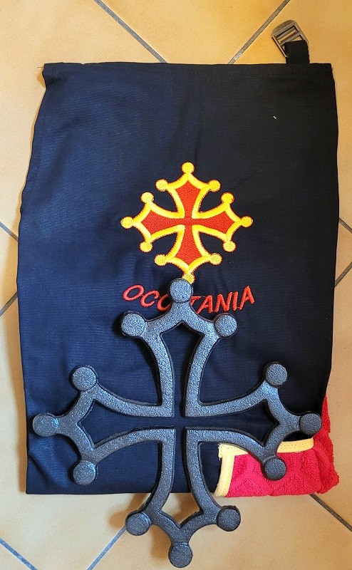 Lot tablier  noir et dessous de plat cerclé croix occitane