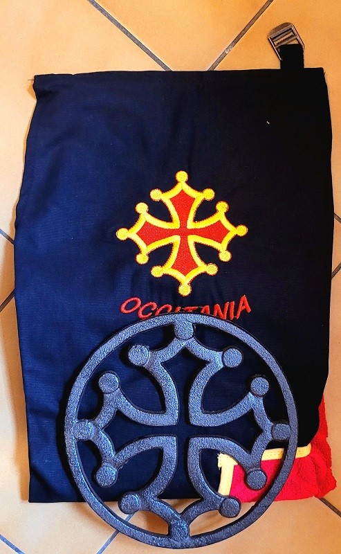 Lot tablier  noir et dessous de plat cerclé croix occitane