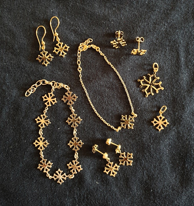 Bijoux plaqués or et croix occitane