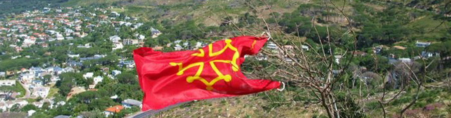 Drapeau occitan flottant au vent